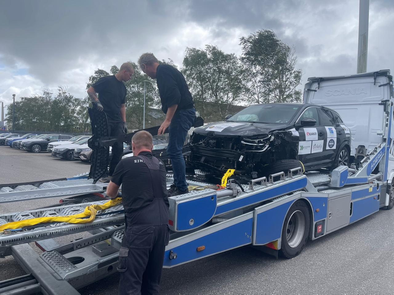 CAR2spain crew securing a car on the transport truck